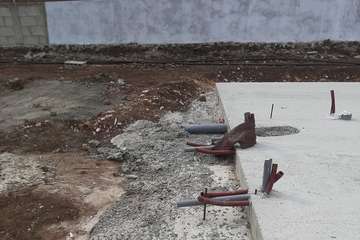 Detalla de las conexiones de futuros urinarios y la tubería de salida de las aguas grises/TA.